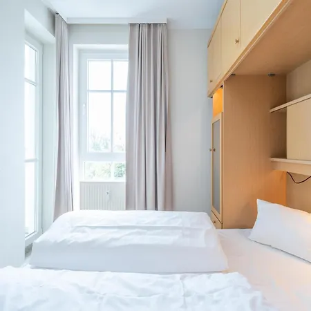 Moderne Helle Mit Balkon In *